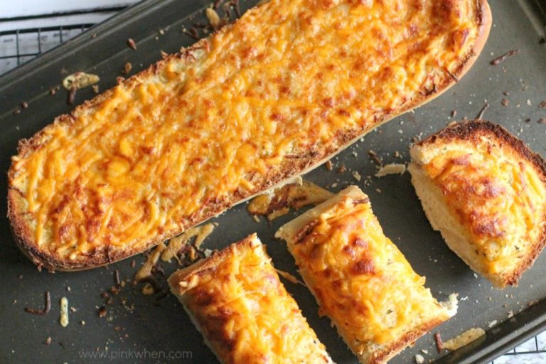 Easy Cheesy Garlic Bread @PinkWhen www.pinkwhen.com