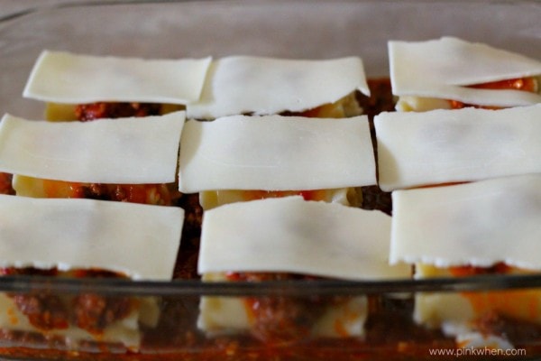 Lasagna rolls covered with cheese