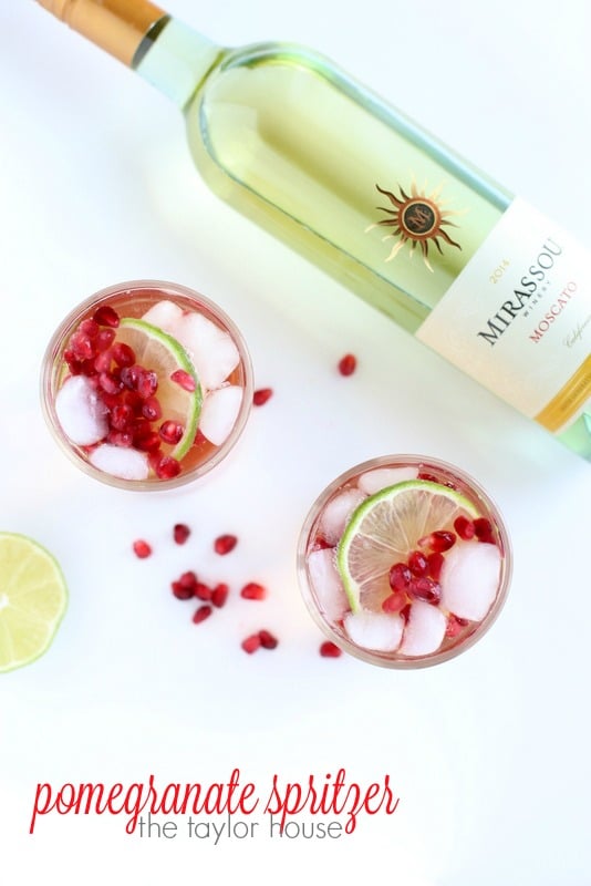 10+ Holiday Sparkling Drinks for New Years! Both Cocktail and Non Alcoholic recipes perfect for a celebration!