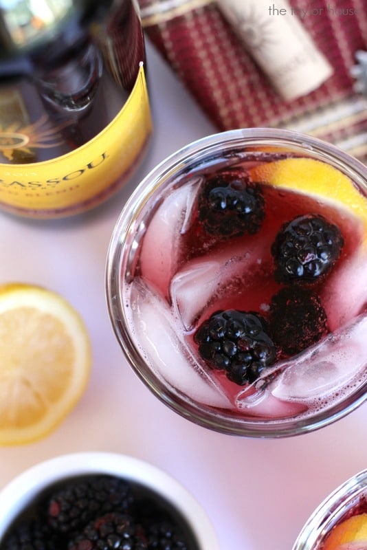 10+ Holiday Sparkling Drinks for New Years! Both Cocktail and Non Alcoholic recipes perfect for a celebration!