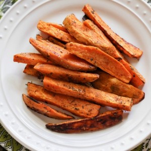 These delicious home cut sweet potato fries are healthy and deliciously easy to make! | PinkWhen