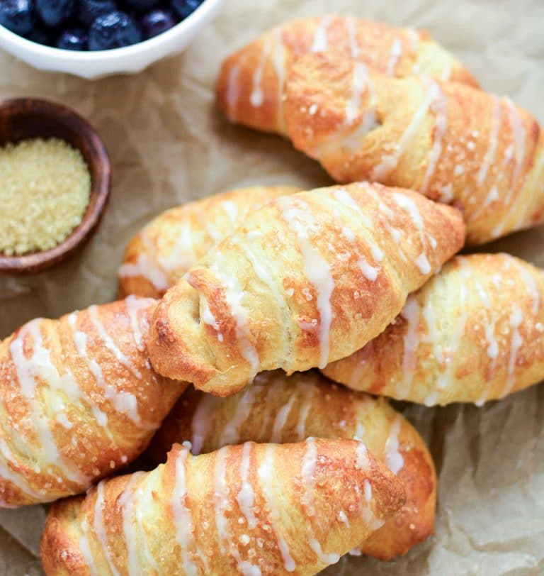 As we start edging our way into spring, I can't help but think about all the delicious food that comes along with it. These blueberry almond crescent rolls are one of those recipes.