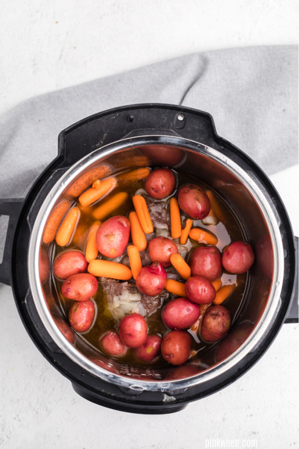 Added vegetables to roast in a pressure cooker. 