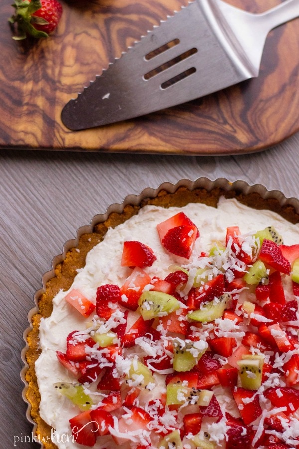 The Ultimate Dessert Fruit Pizza Recipe. Friends and family will be excited for this delicious treat! #fruitpizza #fruitpizzarecipe #dessertpizza #dessertideas