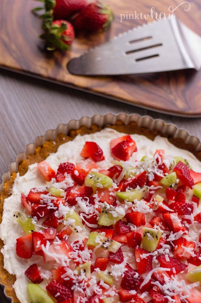 The Ultimate Dessert Fruit Pizza Recipe. Friends and family will be excited for this delicious treat! #fruitpizza #fruitpizzarecipe #dessertpizza #dessertideas