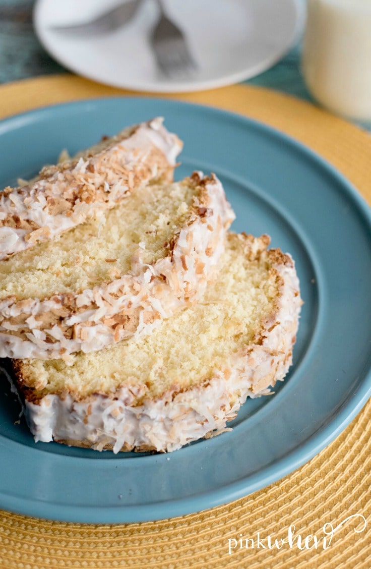 This Toasted Coconut Pound Cake Recipe is mouthwateringly delicious poundcakerecipe easycakerecipe dreamydessert 2