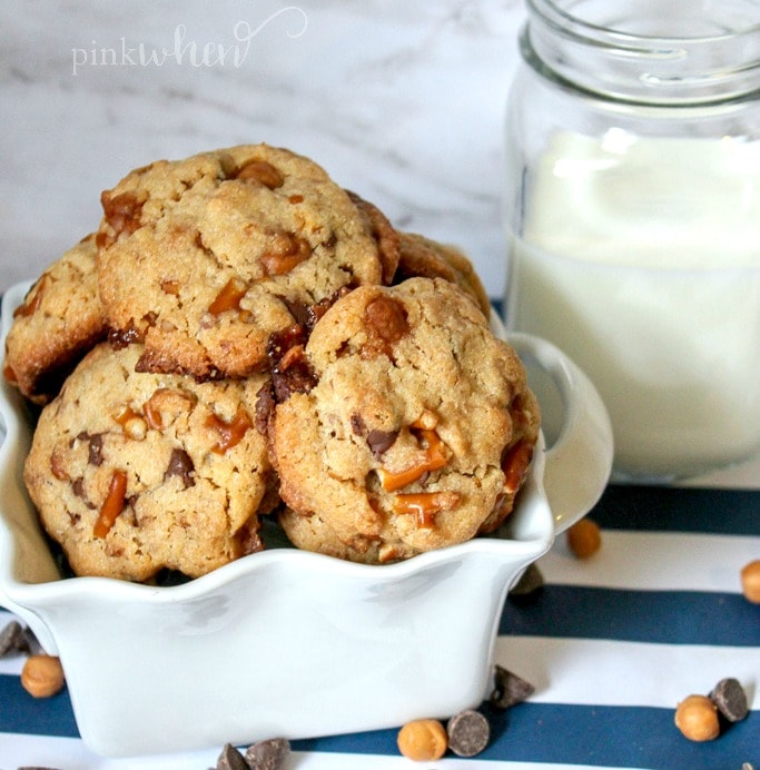 Cookies made with chocolate, pretzels, and caramel in a white dish. 