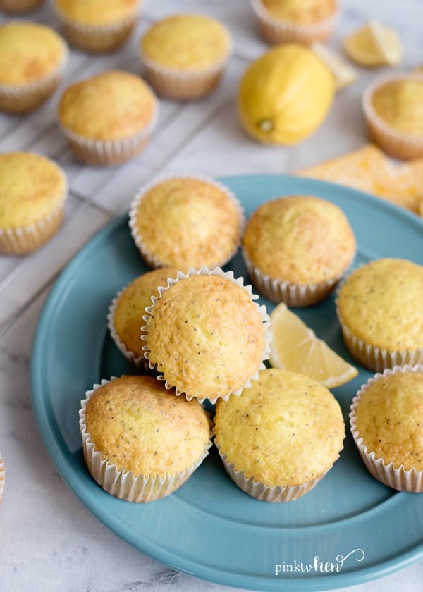 Easy Lemon Poppy Seed Muffins #dessert #lemon #lemonrecipes #lemonpoppyseedmuffins