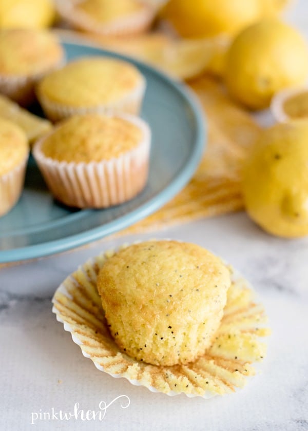 Easy Lemon Poppy Seed Muffins #dessert #lemon #lemonrecipes #lemonpoppyseedmuffins 