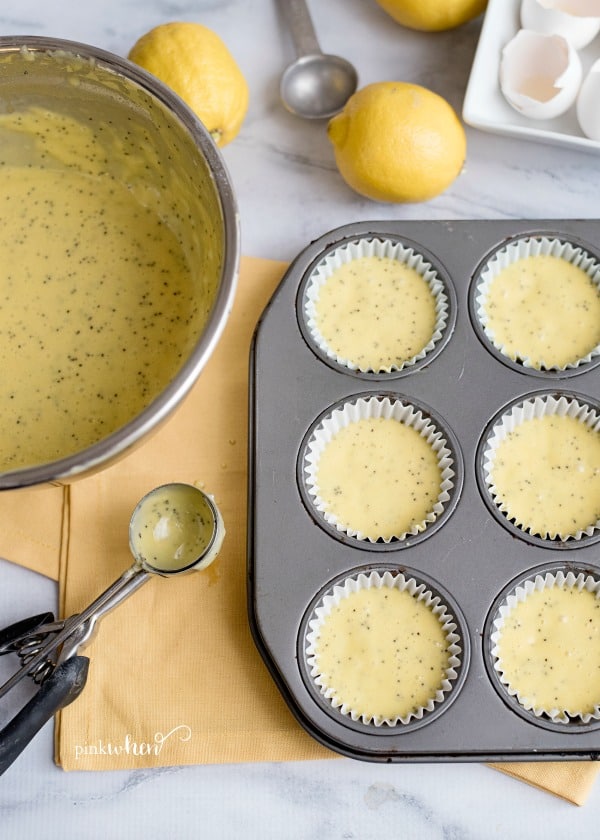 Easy Lemon Poppy Seed Muffins #dessert #lemon #lemonrecipes #lemonpoppyseedmuffins 