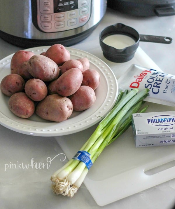 This really is the BEST MASHED POTATOES RECIPE, and it's also an Instant Pot Mashed Potatoes Recipe. Super quick, easy, and loaded with flavor #bestmashedpotatoes #instantpot #mashedpotatoes #easy #sidedish