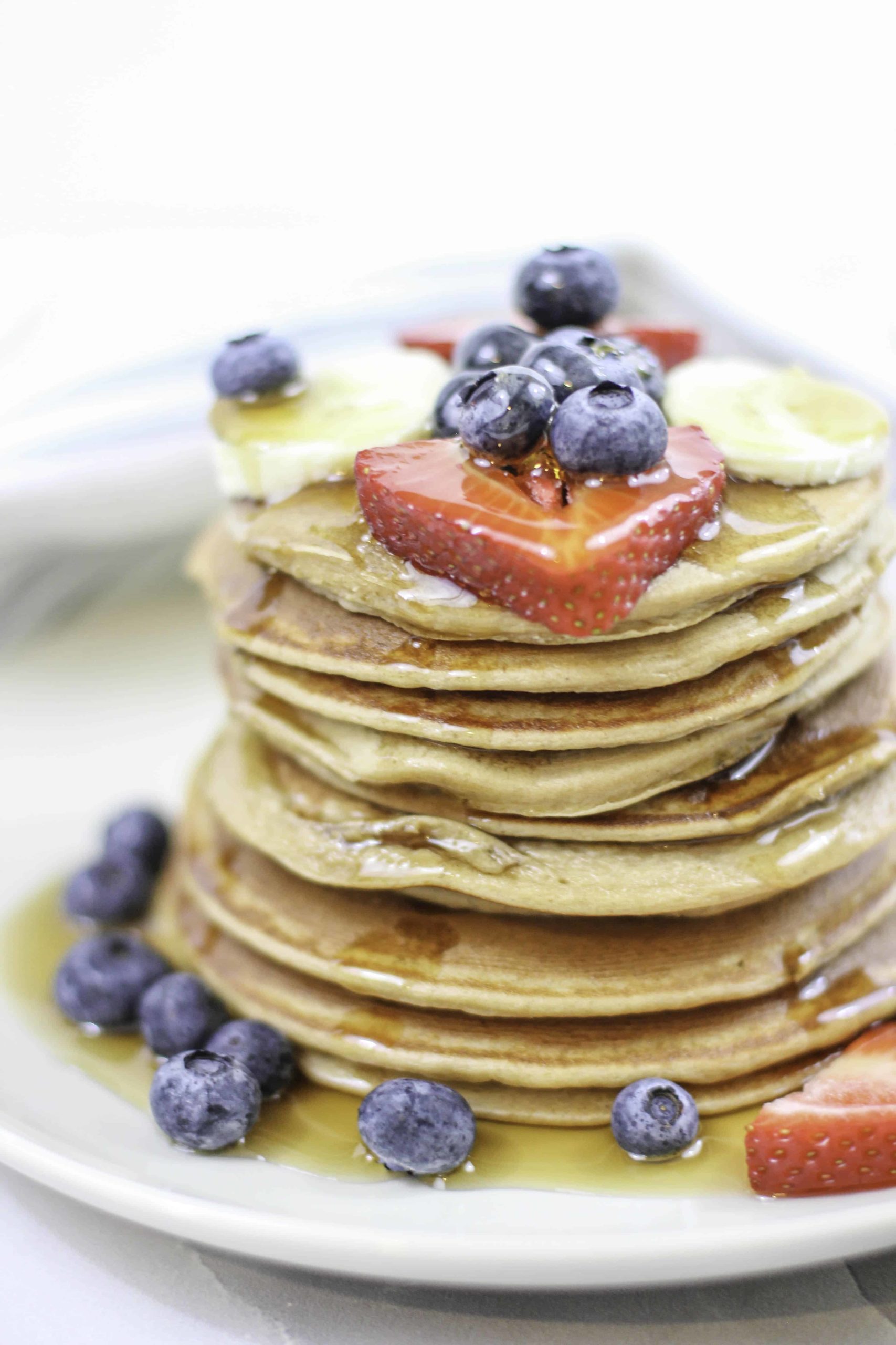 These protein pancakes are delicious and easy and have NO white flour or added sugar. They are the perfect easy protein pancakes! #proteinpancakes #proteinpancakerecipe