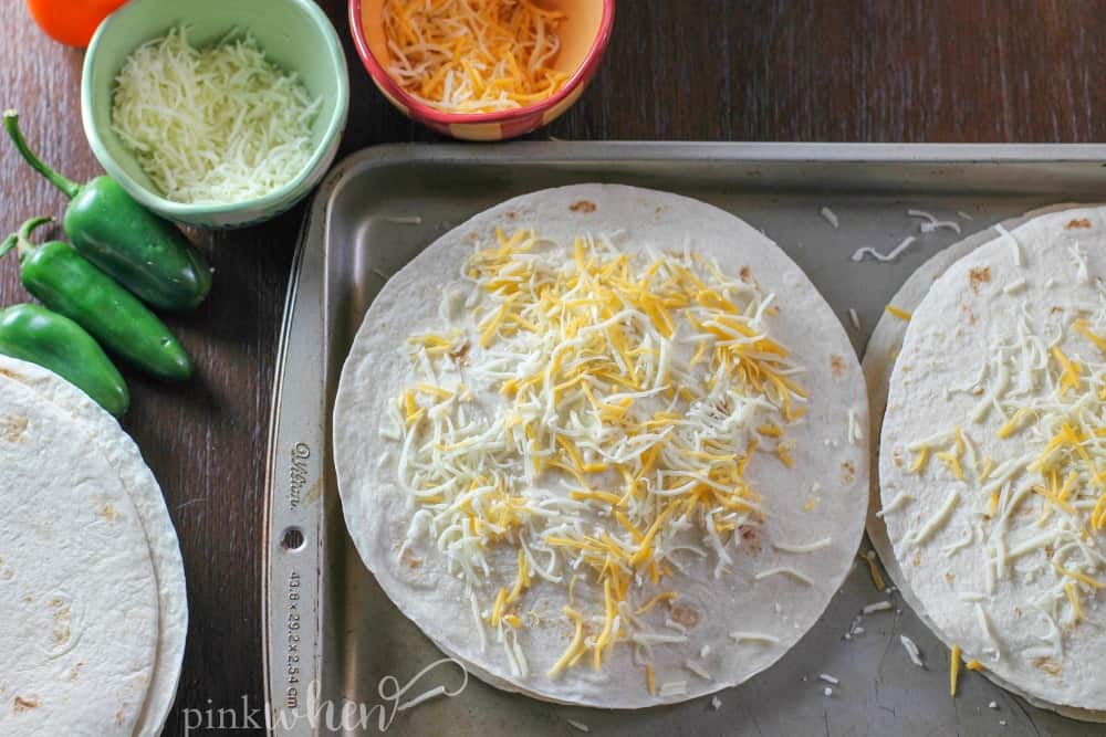 Fajita Chicken Mexican Pizza is one of my FAVORITE tailgating recipes. You can also easily change this up for so many variations. 