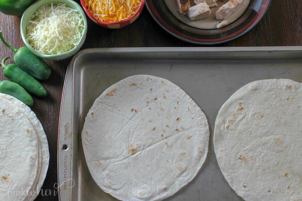 Fajita Chicken Mexican Pizza is one of my FAVORITE tailgating recipes. You can also easily change this up for so many variations. 