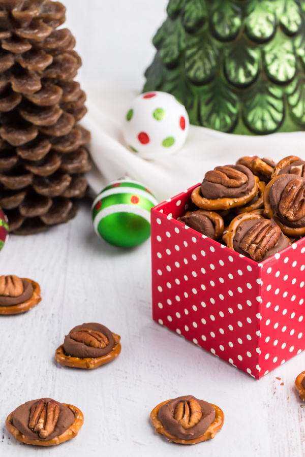 Rolo pretzel turtles in a Chrstimas box ready to serve. 