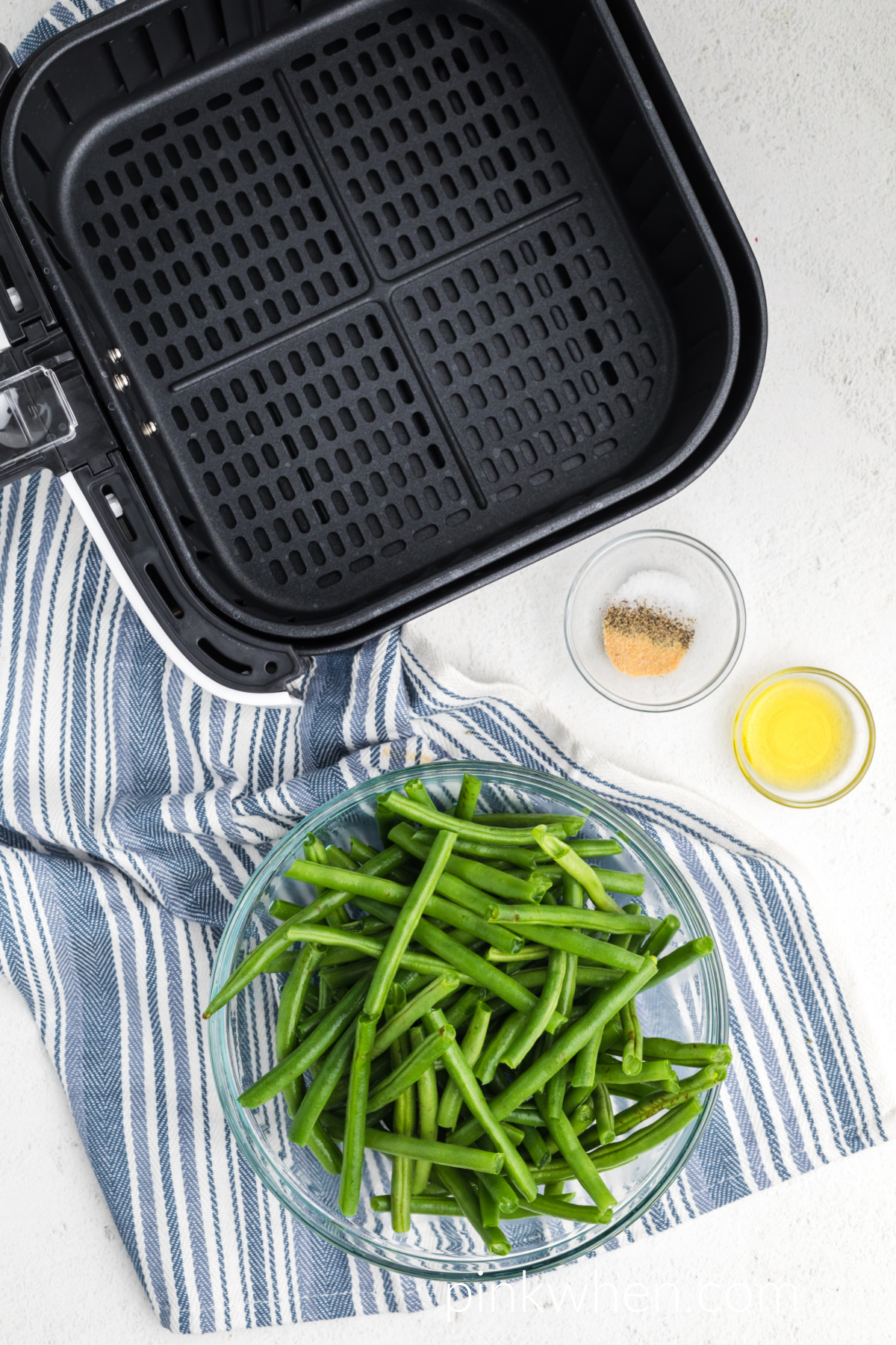 Ingredients needed to make fresh green beans in air fryer.