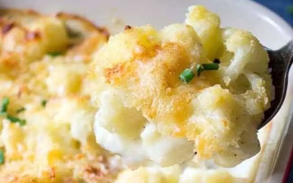 Spoonful of cauliflower au gratin.