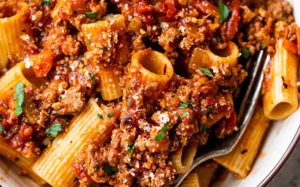 Rigatoni pasta with meat and sauce.