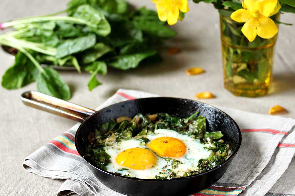 Green shakshuka made with green vegetables and eggs.