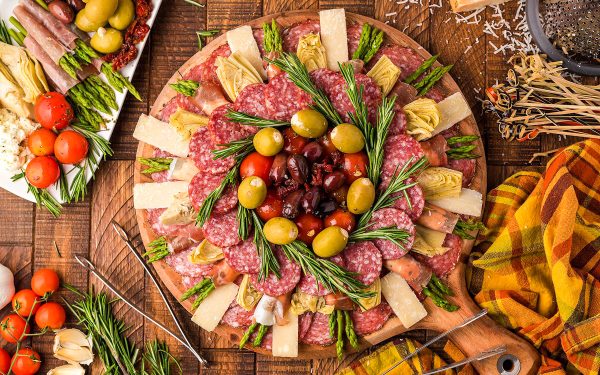 Board of antipasto and meat in shape of a wreath.