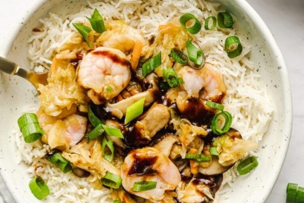 Moo shu shrimp with mushrooms and cabbage served over white rice. 