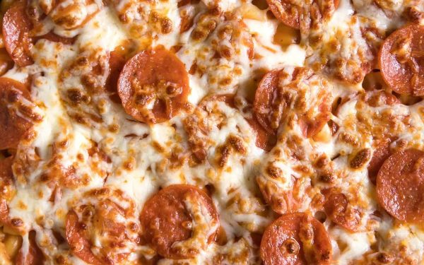 Mac and cheese with pepperoni slices