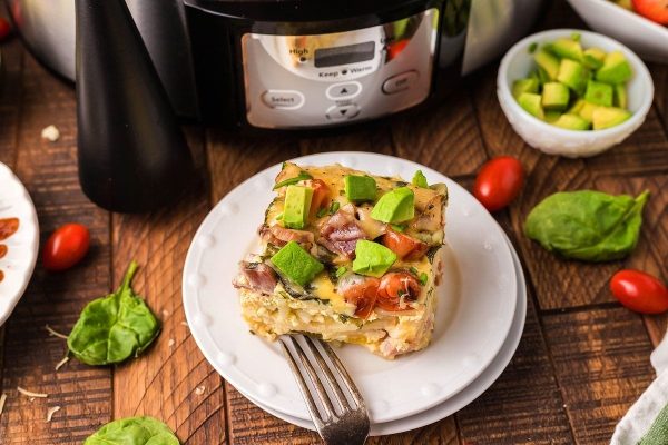 A slow cooker breakfast casserole made of bell peppers, ham chunks and eggs.