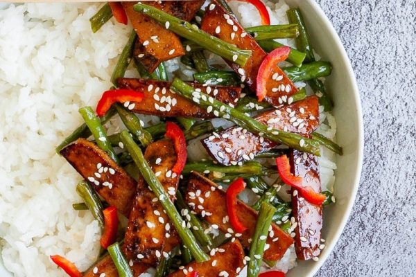 Tofu cooked and stir-fried with teriyaki sauce and vegetables.