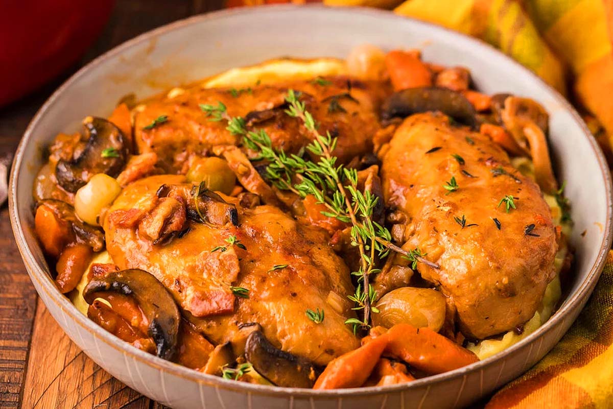Braised chicken that was cooked in wine. It's one of the best chicken recipes.
