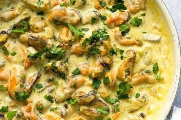 Garlic mussels in a pot with cream sauce.