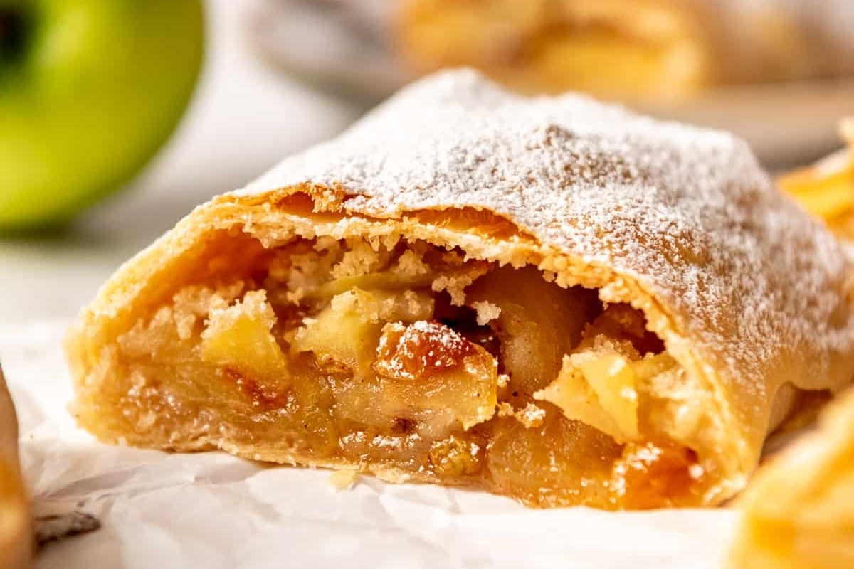 A German pastry with apples and powdered sugar.