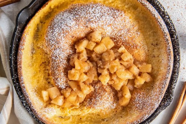Apple dutch on a round plate.