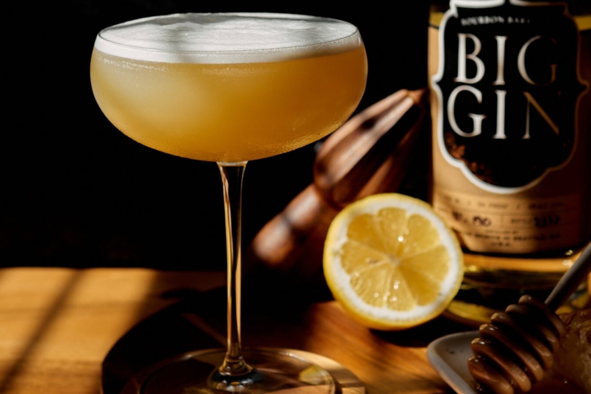 Thanksgiving cocktail with lemon and honey.
