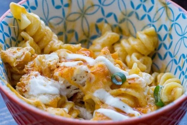 A bowl of macaroni and cheese in a blue bowl.