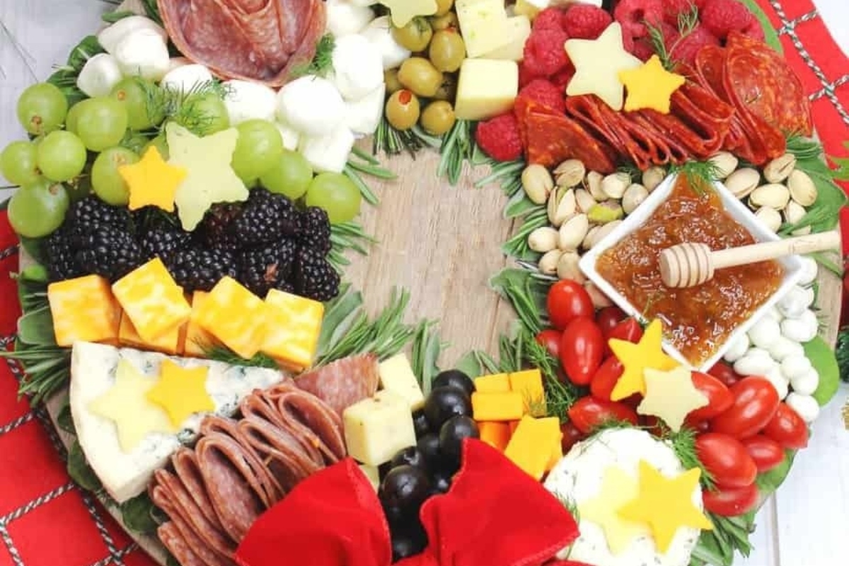 A Christmas charcuterie wreath with meat, cheese, and fruit.