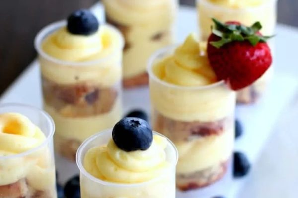 Mini cheesecake cups with blueberries and lemons.