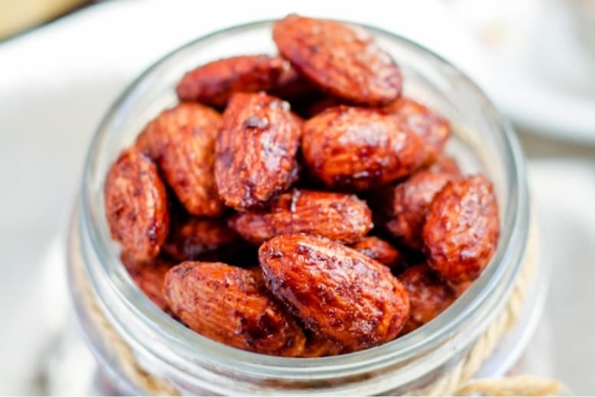 Edible roasted almonds in a glass jar, perfect for Christmas gifts.