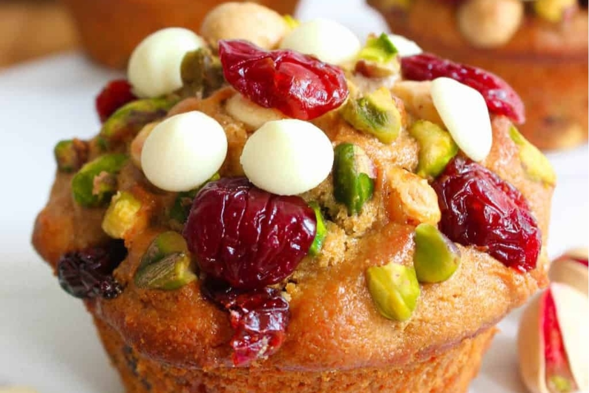 Recipe for cranberry pistachio muffins with white chocolate.