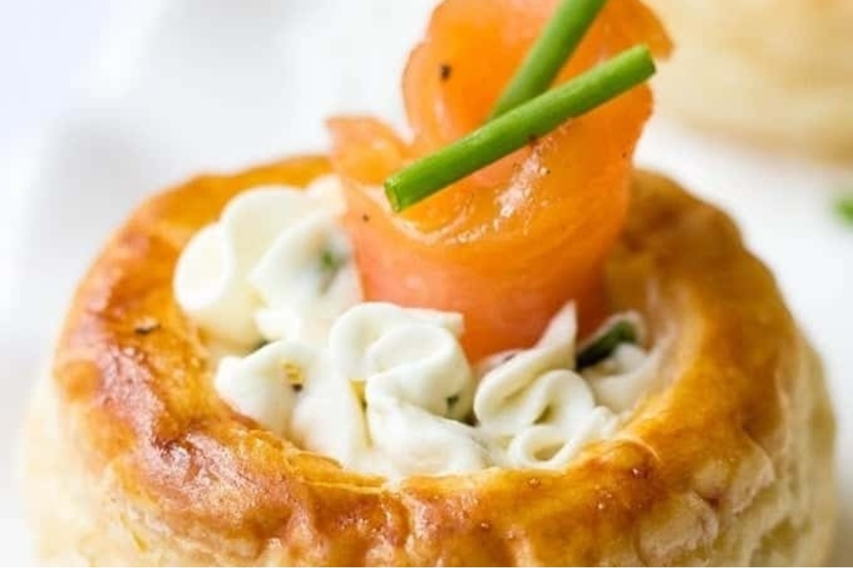         Recipes: Smoked salmon and cream cheese tarts with flaky puff pastry.