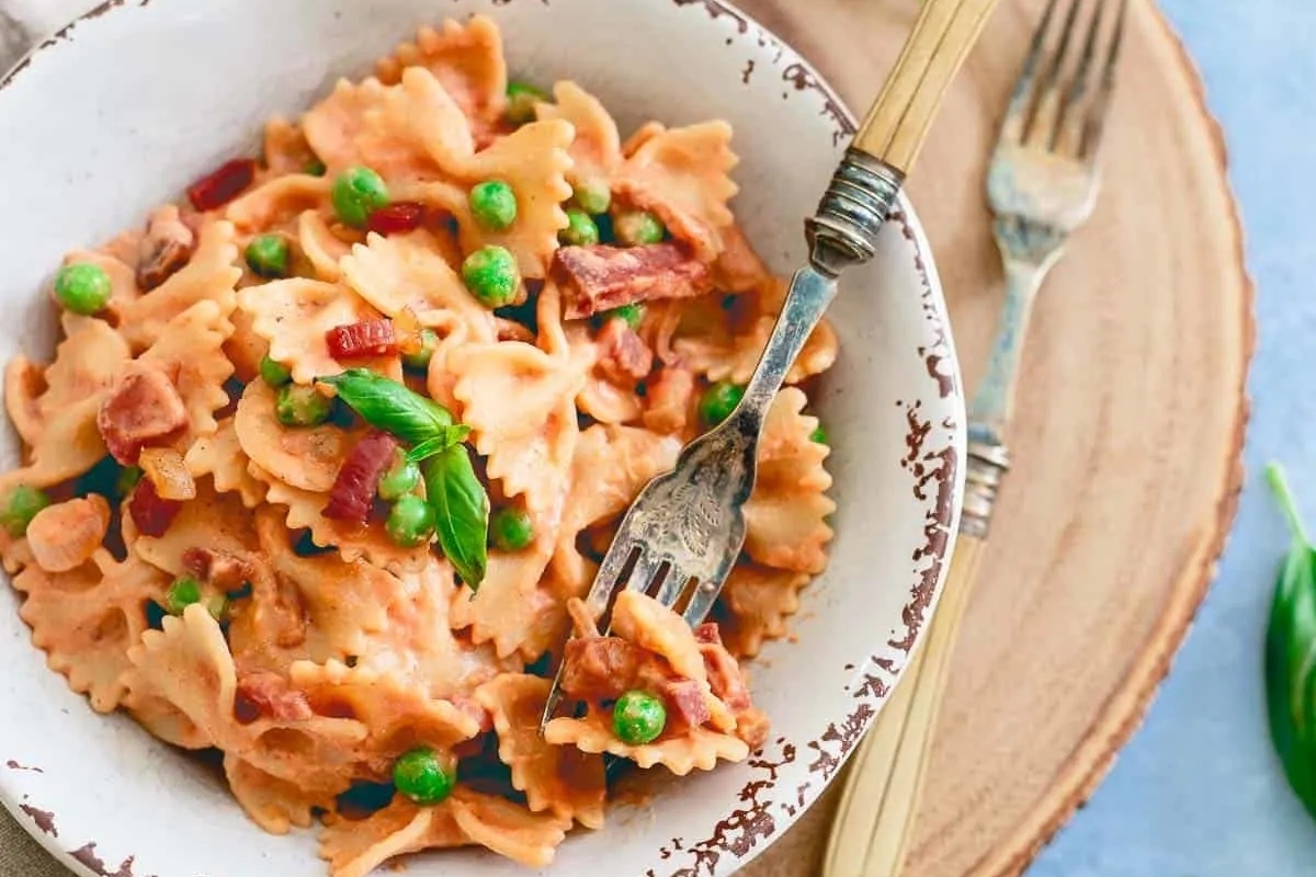 Delicious pasta with crispy bacon and tender peas in a comforting bowl.