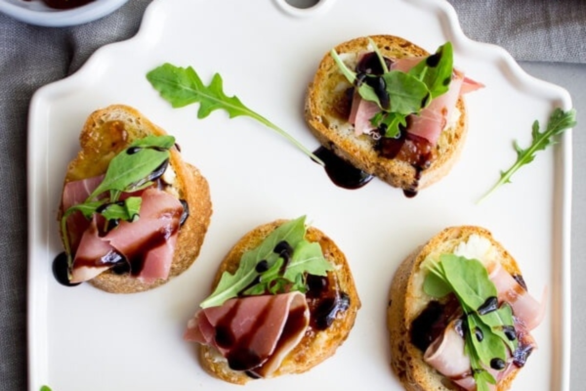 Thanksgiving Recipe: Ham and arugula crostini with balsamic vinaigrette.