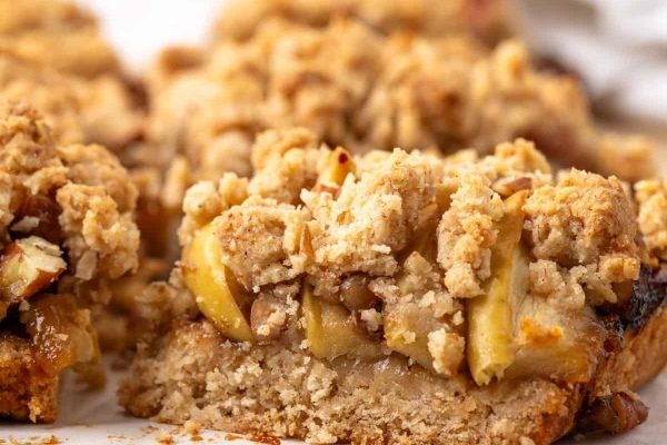 Apple crisp bar with toppings.