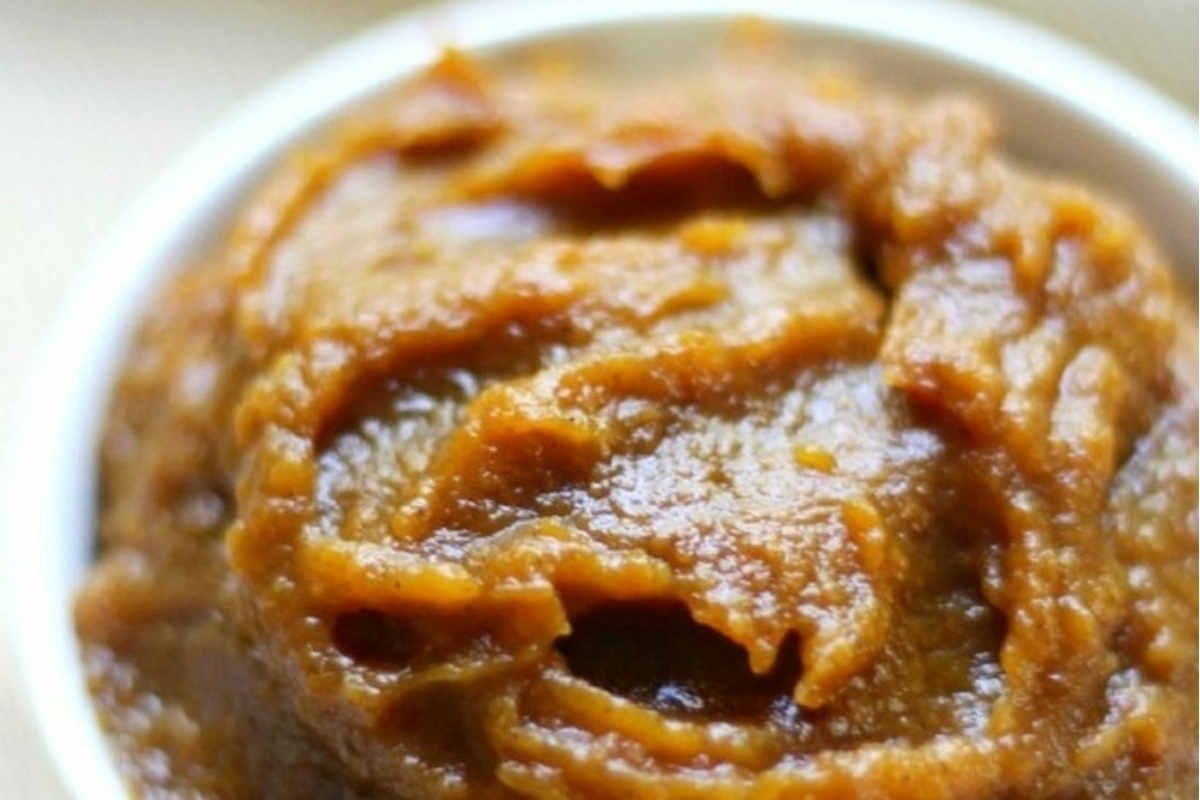 Slow cooker pumpkin butter in a bowl on a table.