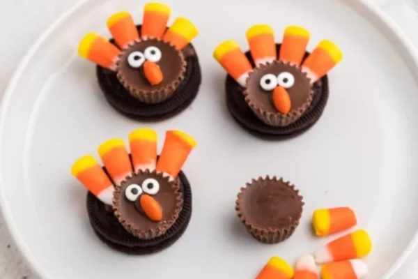 A plate with three turkey oreos on it.