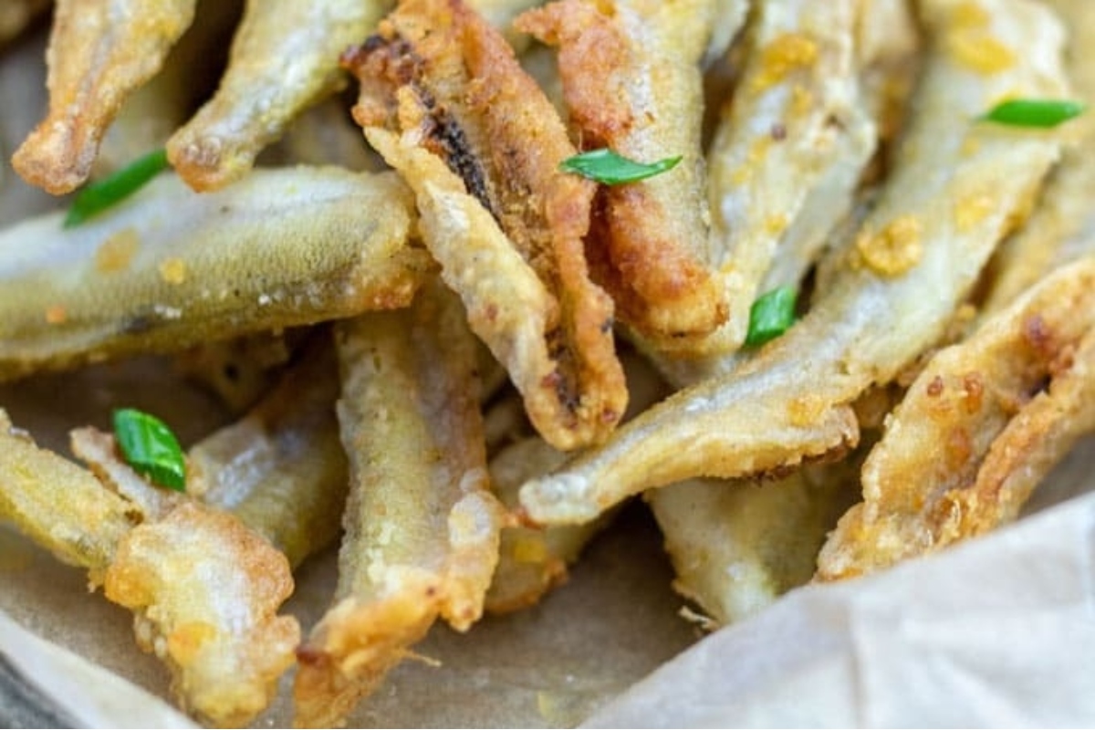 A feast of fried squid, perfectly complemented by zesty lemon and fresh parsley.