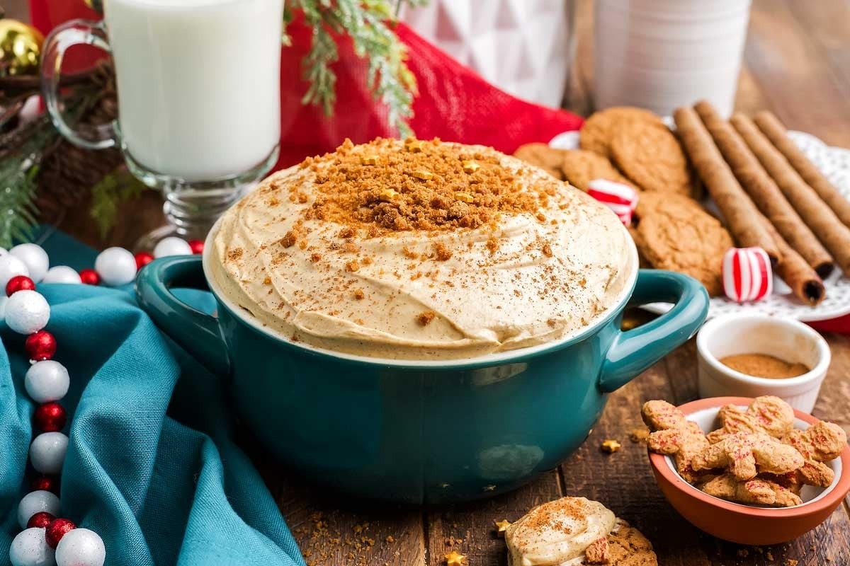 Cheesecake dip in a bowl.