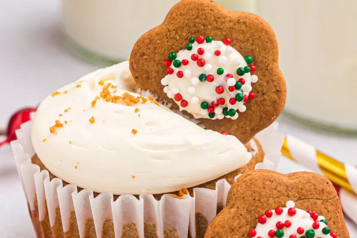 Cupcake with gingerbread.
