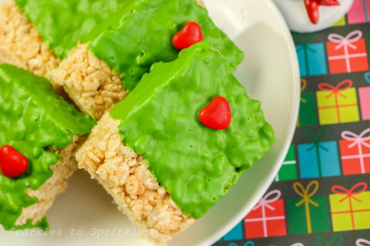 Grinch-inspired Christmas tree rice krispy treats recipe.