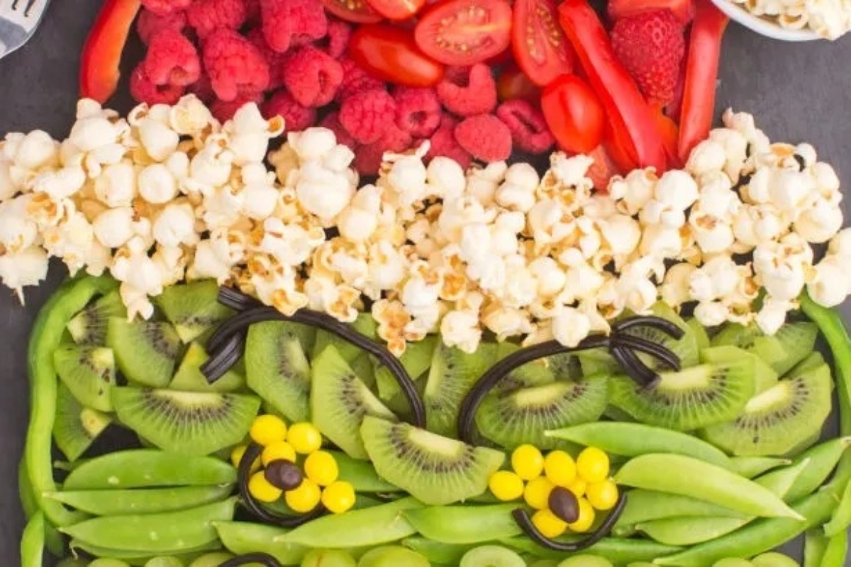 A delightful Christmas fruit platter featuring a mouthwatering combination of juicy kiwi and crunchy popcorn.