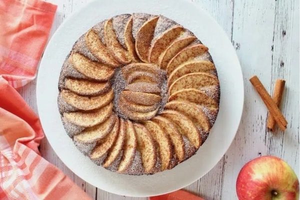 Apple cinnamon bundt cake, perfect for Christmas celebrations.
